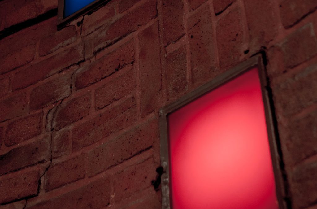 Azul y rojo en la pared