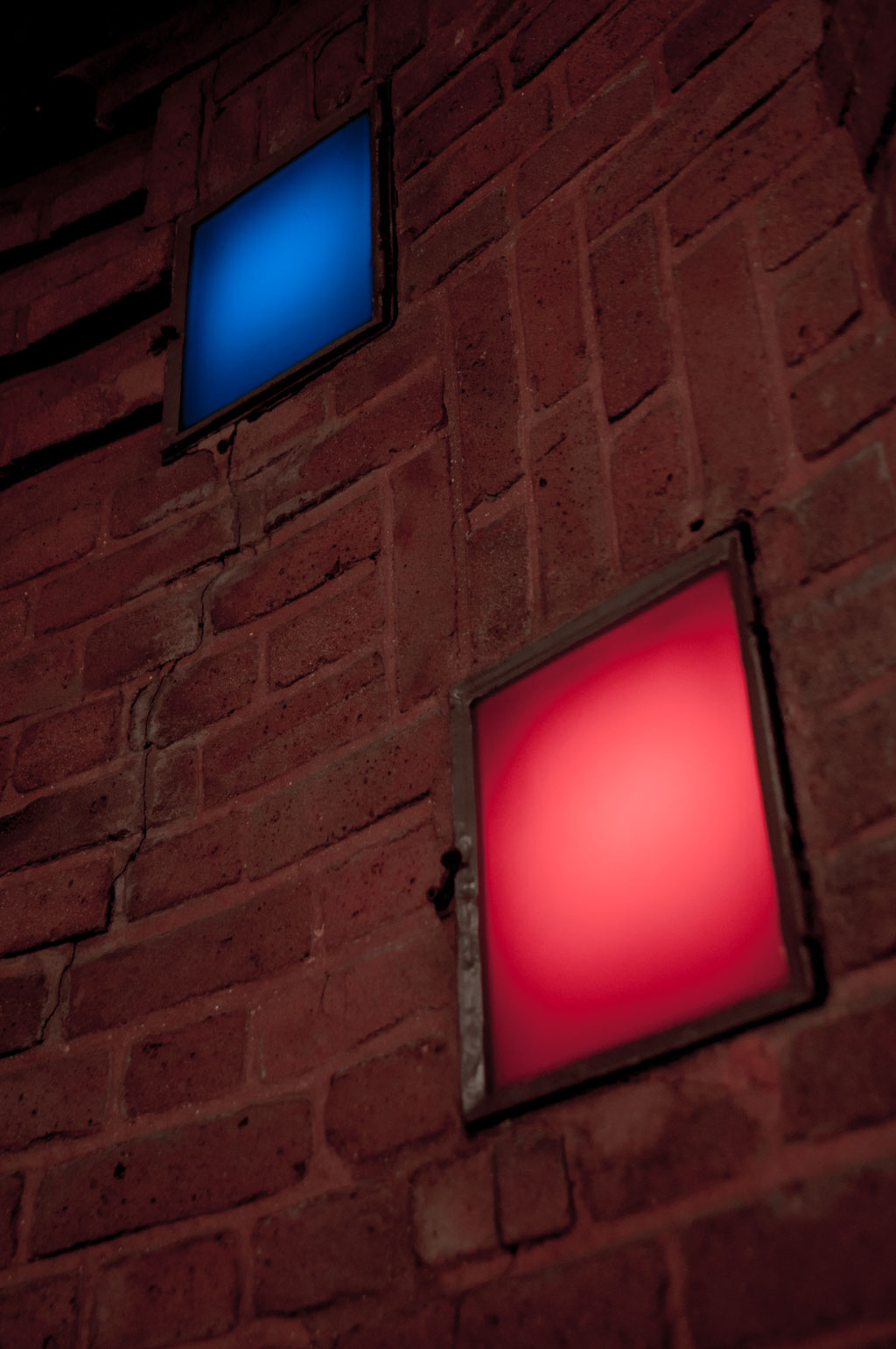 Azul y rojo en la pared