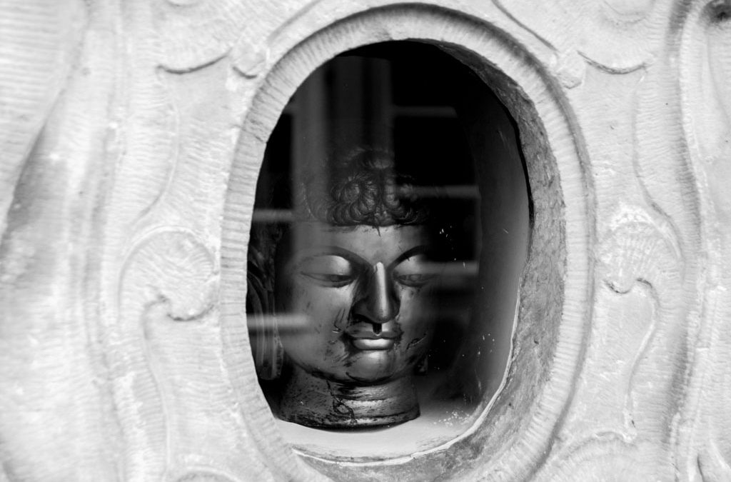 Budda en el agujero