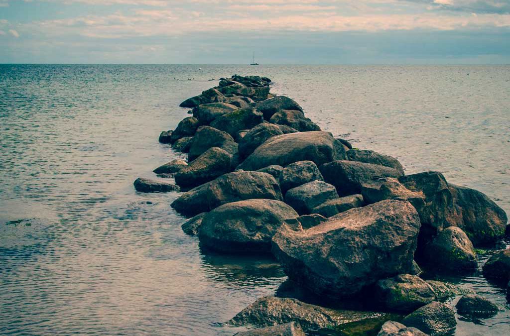 Camino de piedras al mar