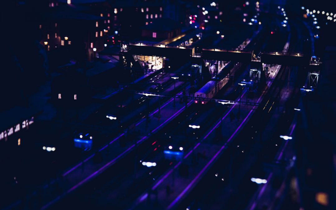 Estación de trenes nocturna