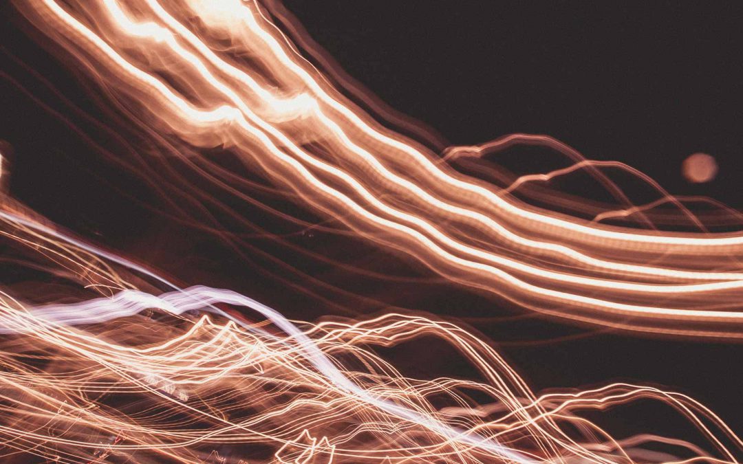 Hilos luminosos en el viento