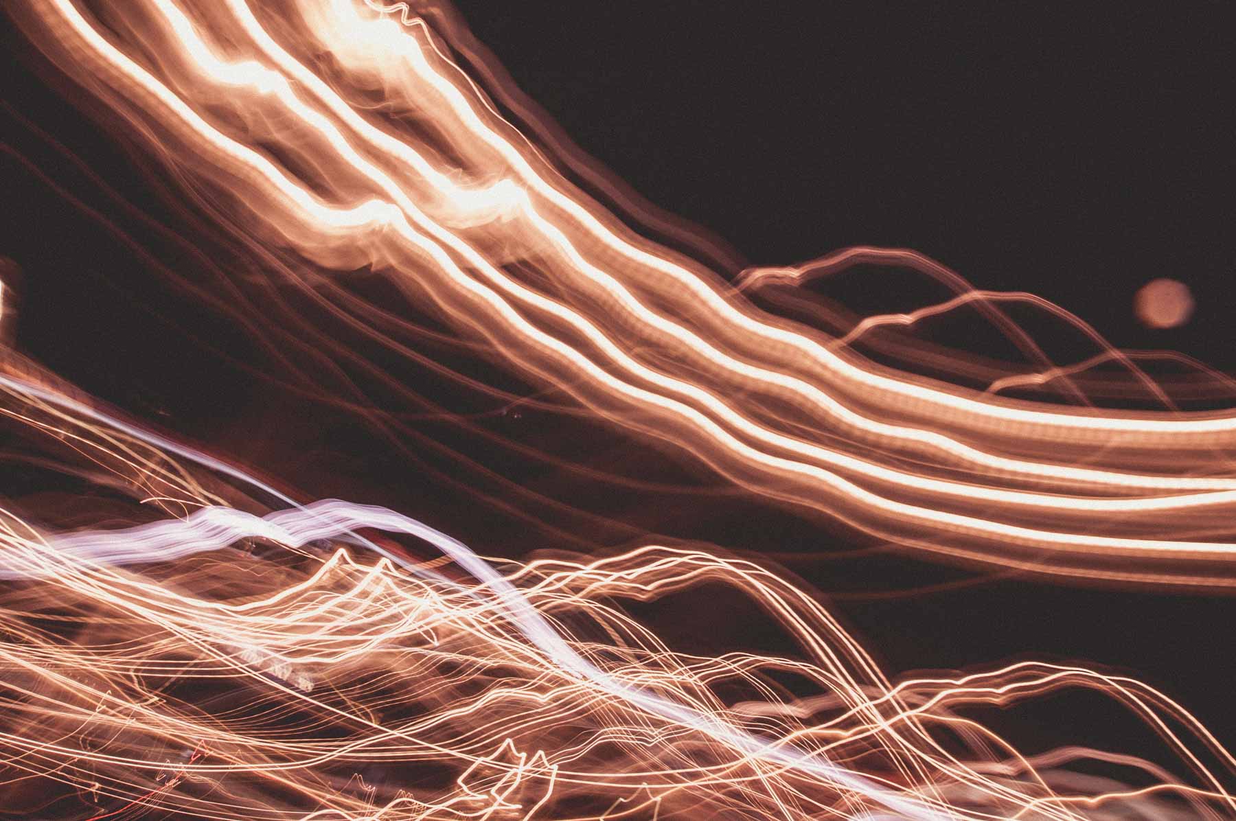 Hilos luminosos en el viento