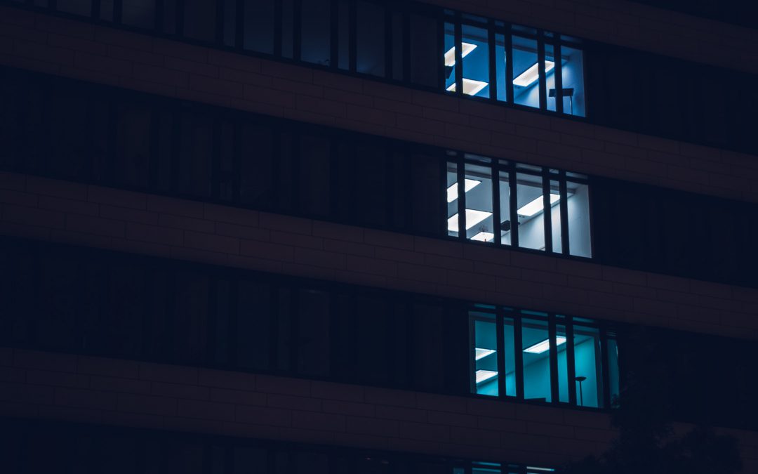 Jornada nocturna en la oficina